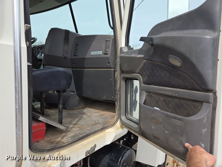 image for item EL5696 2008 Mack CHU613 semi truck