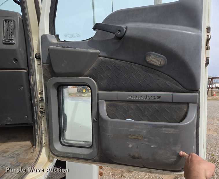 image for item EL5696 2008 Mack CHU613 semi truck