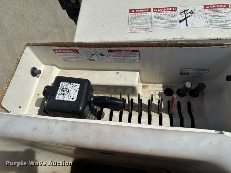 image for item EM3717 2008 Ford F550 Super Duty XLT bucket truck