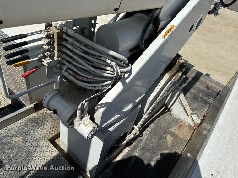 image for item EM3717 2008 Ford F550 Super Duty XLT bucket truck