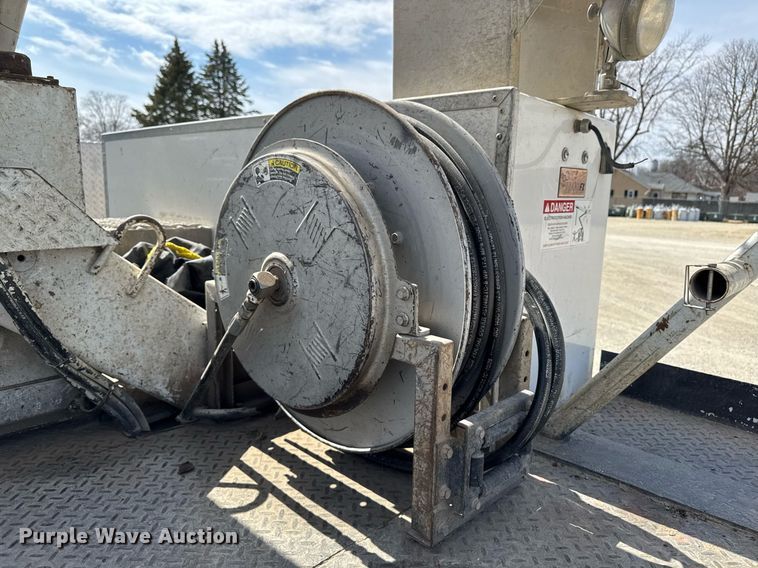 image for item EM3717 2008 Ford F550 Super Duty XLT bucket truck