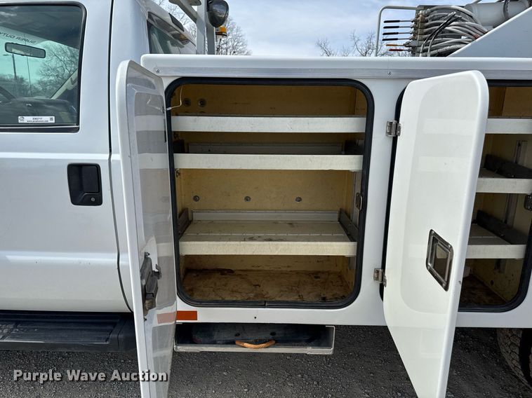 image for item EM3717 2008 Ford F550 Super Duty XLT bucket truck