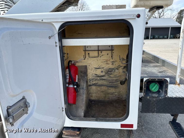 image for item EM3717 2008 Ford F550 Super Duty XLT bucket truck