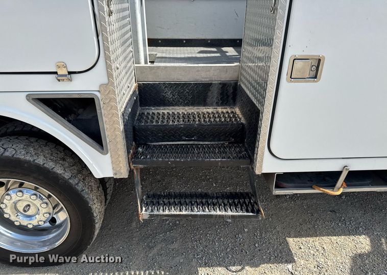 image for item EM3717 2008 Ford F550 Super Duty XLT bucket truck