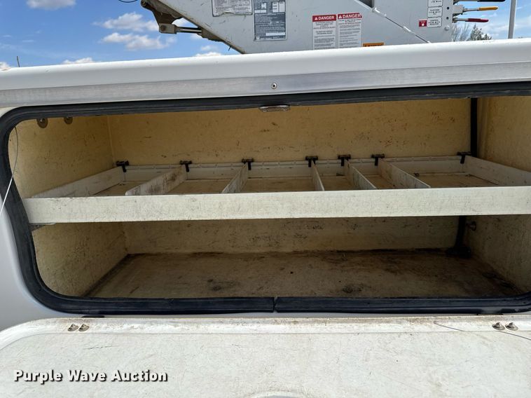 image for item EM3717 2008 Ford F550 Super Duty XLT bucket truck