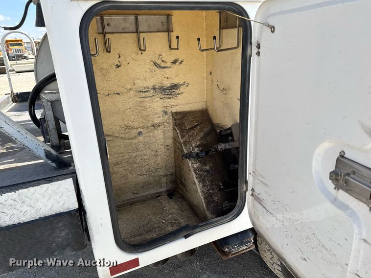 image for item EM3717 2008 Ford F550 Super Duty XLT bucket truck