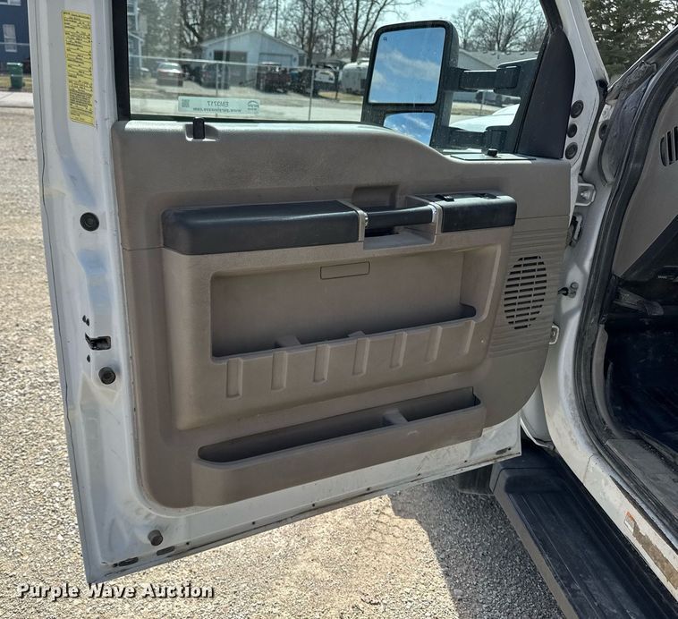 image for item EM3717 2008 Ford F550 Super Duty XLT bucket truck