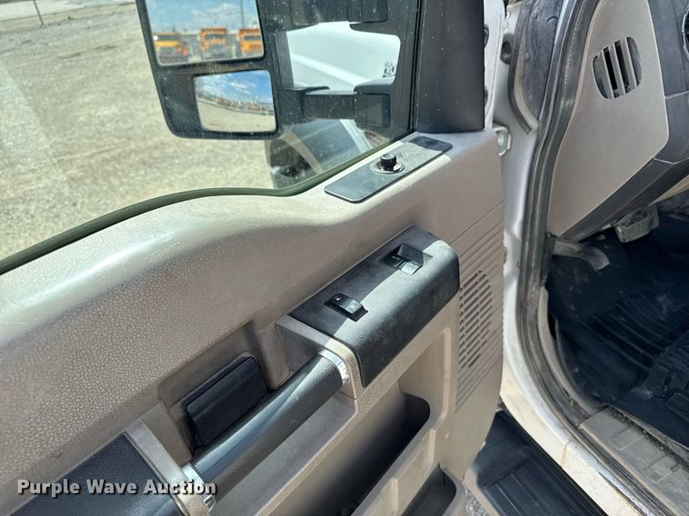 image for item EM3717 2008 Ford F550 Super Duty XLT bucket truck