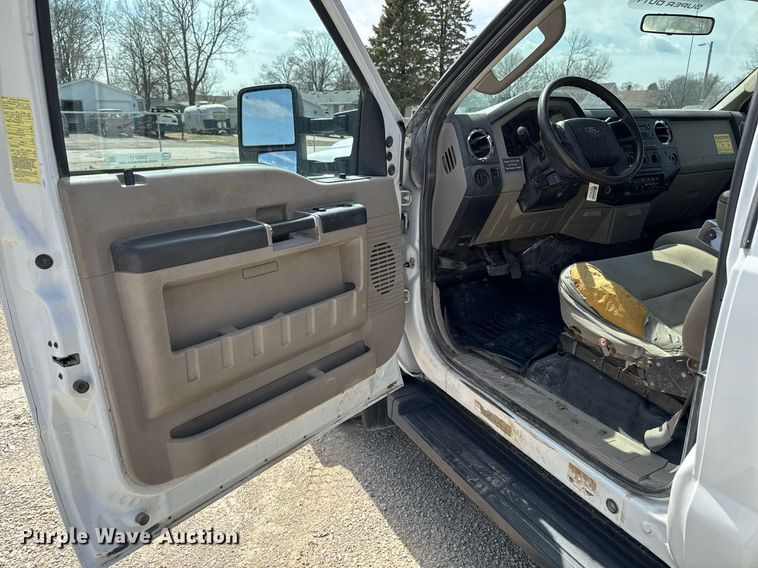 image for item EM3717 2008 Ford F550 Super Duty XLT bucket truck