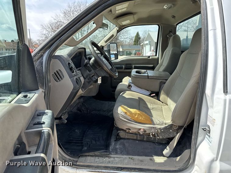 image for item EM3717 2008 Ford F550 Super Duty XLT bucket truck