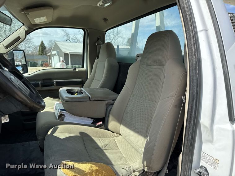 image for item EM3717 2008 Ford F550 Super Duty XLT bucket truck