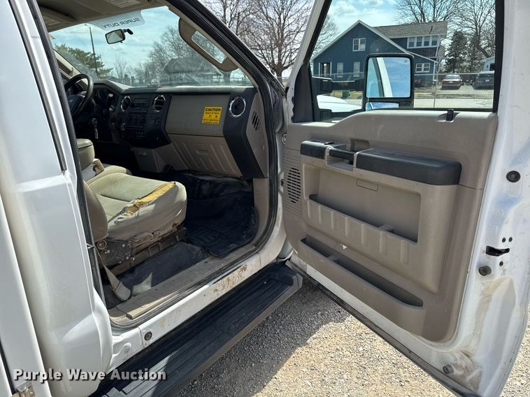 image for item EM3717 2008 Ford F550 Super Duty XLT bucket truck