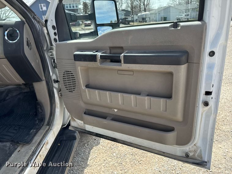 image for item EM3717 2008 Ford F550 Super Duty XLT bucket truck