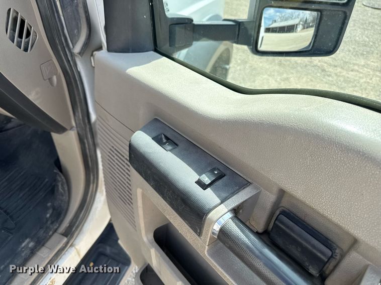 image for item EM3717 2008 Ford F550 Super Duty XLT bucket truck