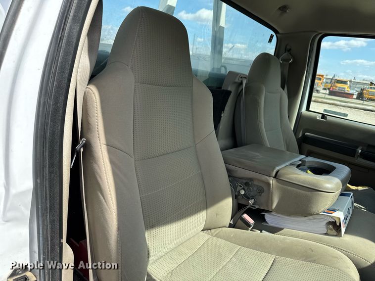 image for item EM3717 2008 Ford F550 Super Duty XLT bucket truck