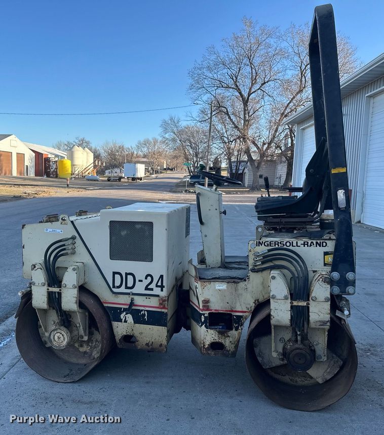 image for item EN3011 1993 Ingersoll Rand  DD24 double drum vibratory roller