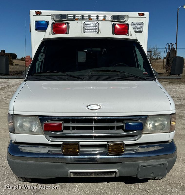 image for item EN5115 2001 Ford E450 Super Duty ambulance