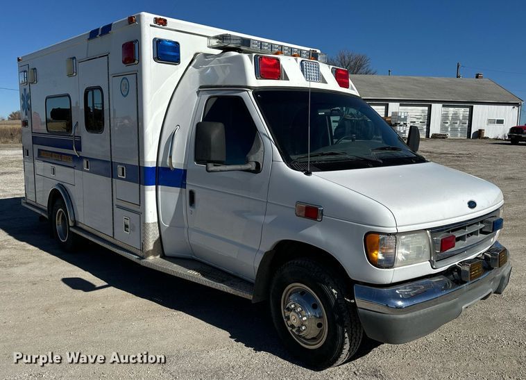 image for item EN5115 2001 Ford E450 Super Duty ambulance