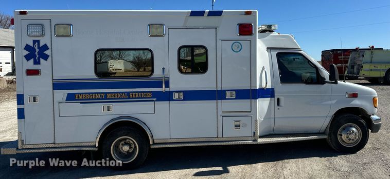 image for item EN5115 2001 Ford E450 Super Duty ambulance