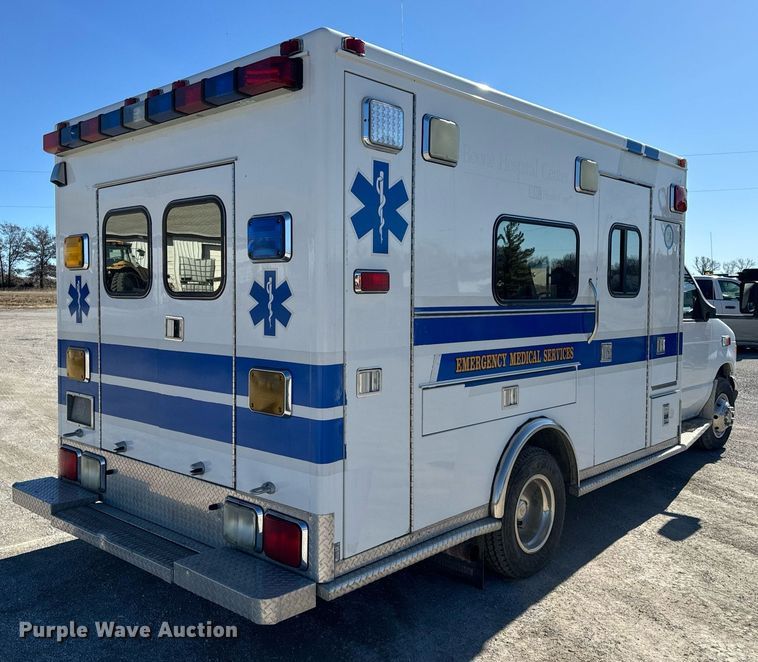 image for item EN5115 2001 Ford E450 Super Duty ambulance
