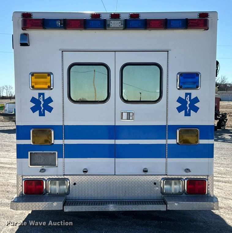 image for item EN5115 2001 Ford E450 Super Duty ambulance