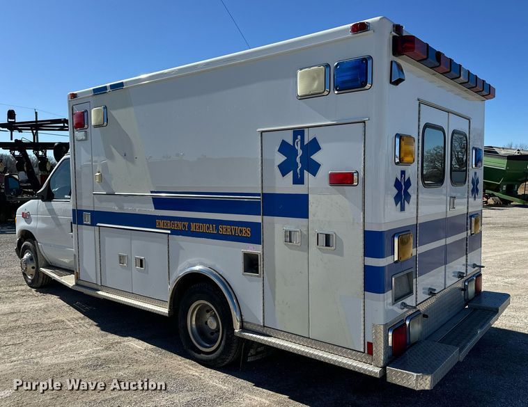 image for item EN5115 2001 Ford E450 Super Duty ambulance
