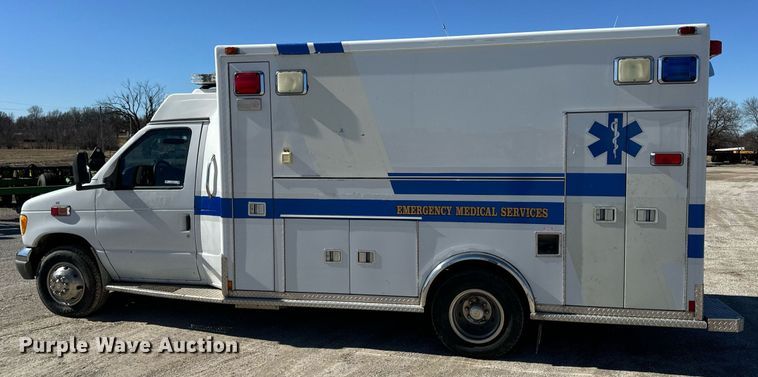 image for item EN5115 2001 Ford E450 Super Duty ambulance
