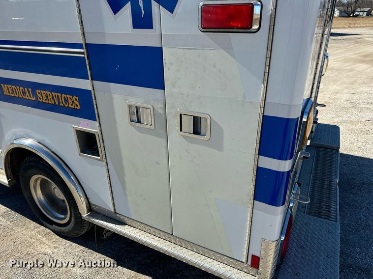 image for item EN5115 2001 Ford E450 Super Duty ambulance