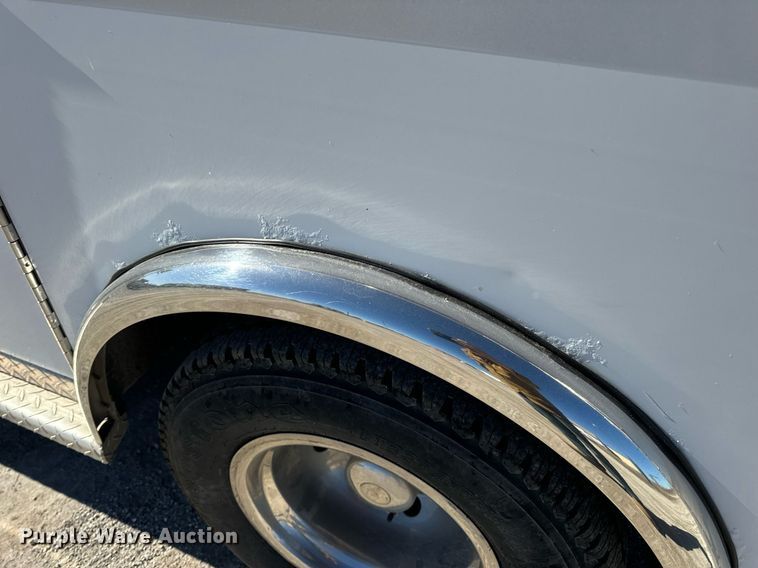 image for item EN5115 2001 Ford E450 Super Duty ambulance