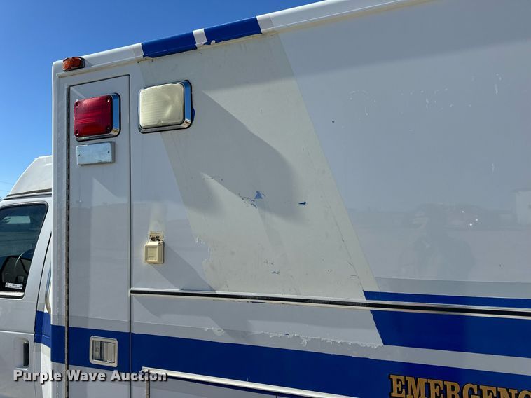 image for item EN5115 2001 Ford E450 Super Duty ambulance