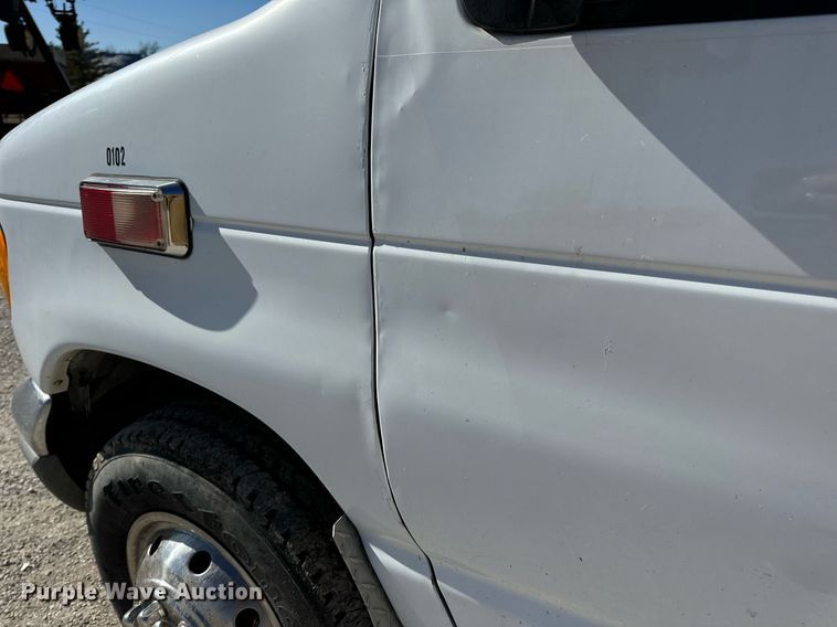 image for item EN5115 2001 Ford E450 Super Duty ambulance