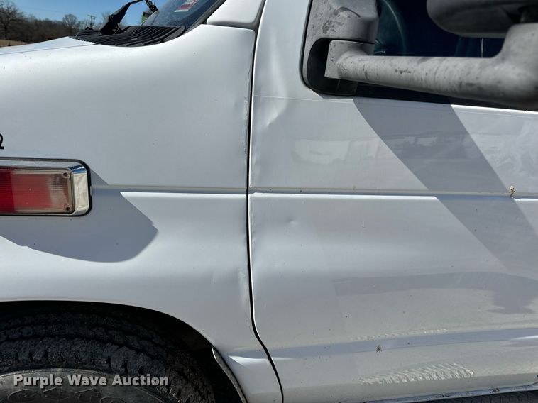 image for item EN5115 2001 Ford E450 Super Duty ambulance