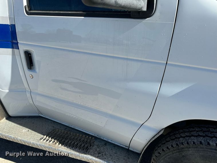 image for item EN5115 2001 Ford E450 Super Duty ambulance