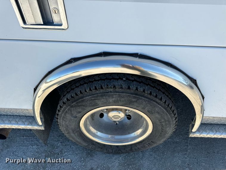 image for item EN5115 2001 Ford E450 Super Duty ambulance