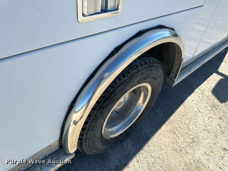 image for item EN5115 2001 Ford E450 Super Duty ambulance