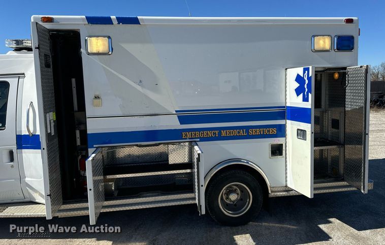 image for item EN5115 2001 Ford E450 Super Duty ambulance