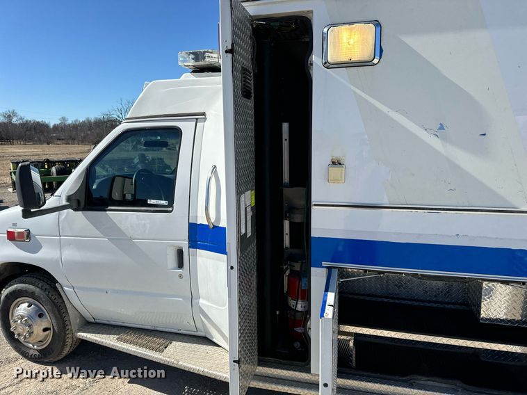 image for item EN5115 2001 Ford E450 Super Duty ambulance