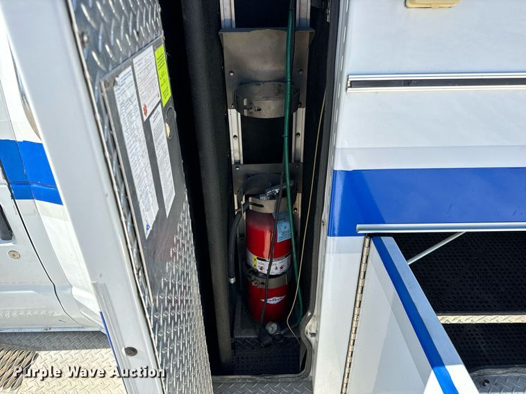 image for item EN5115 2001 Ford E450 Super Duty ambulance