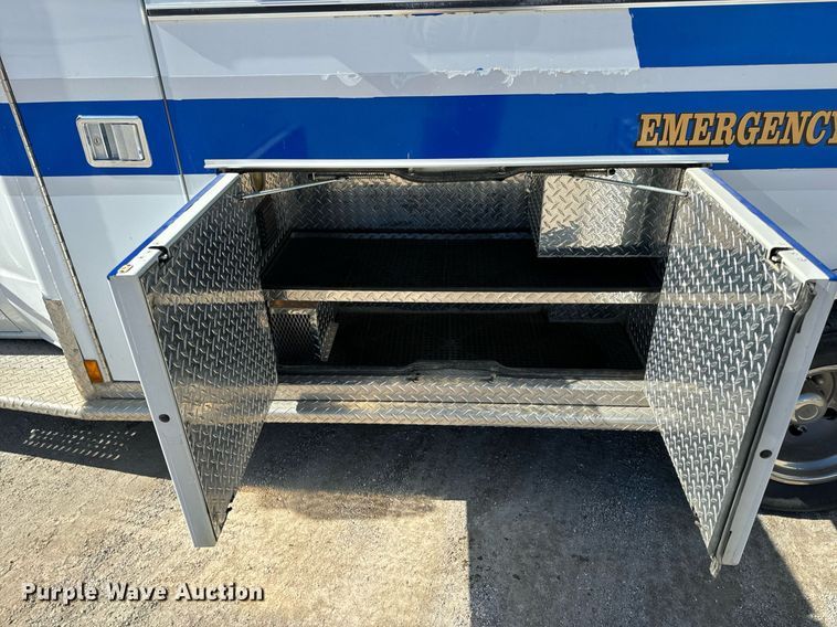 image for item EN5115 2001 Ford E450 Super Duty ambulance