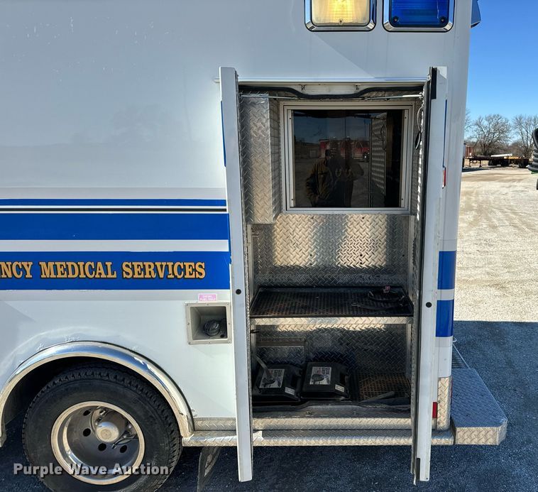 image for item EN5115 2001 Ford E450 Super Duty ambulance
