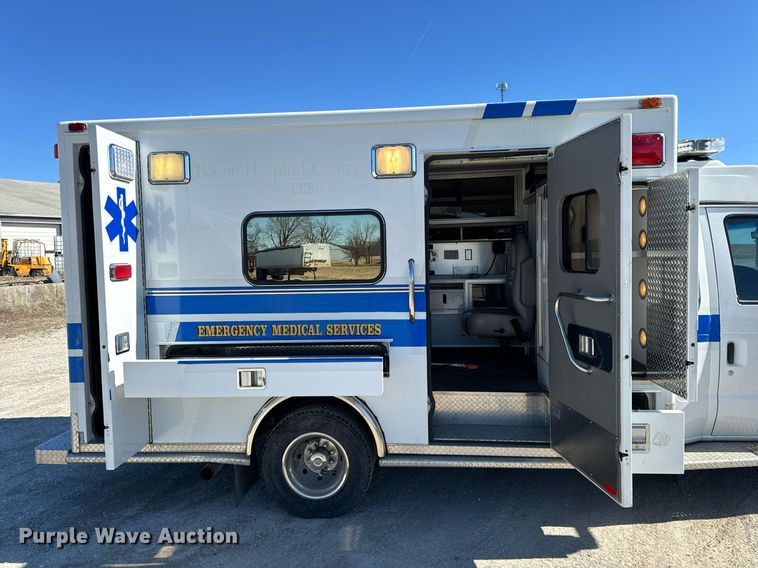 image for item EN5115 2001 Ford E450 Super Duty ambulance