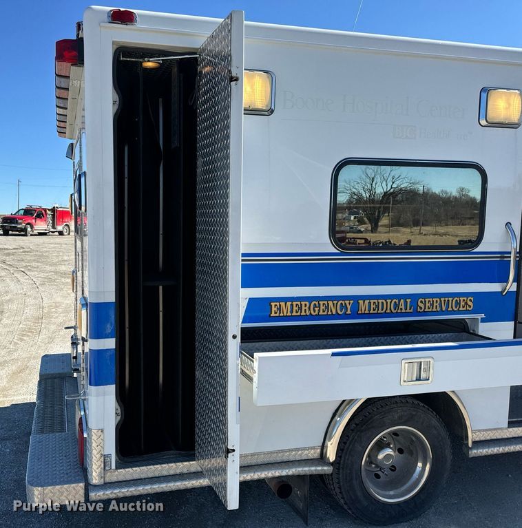 image for item EN5115 2001 Ford E450 Super Duty ambulance