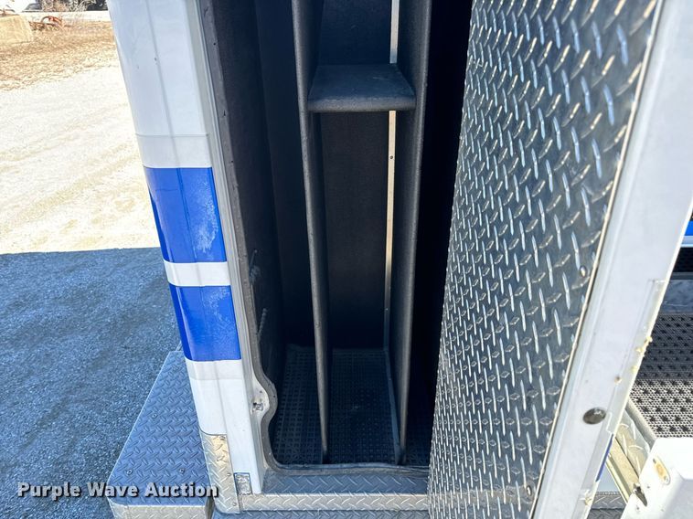 image for item EN5115 2001 Ford E450 Super Duty ambulance