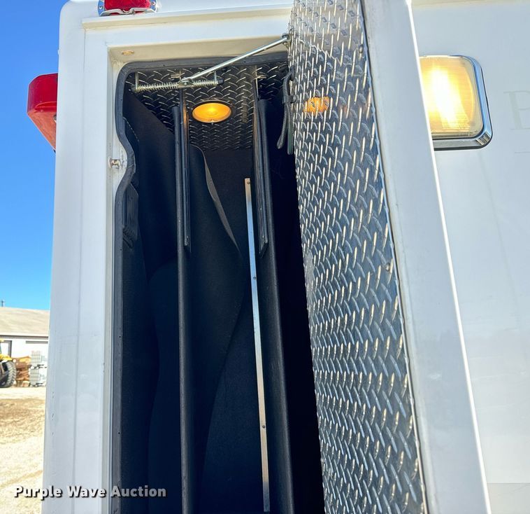 image for item EN5115 2001 Ford E450 Super Duty ambulance