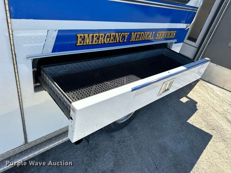 image for item EN5115 2001 Ford E450 Super Duty ambulance