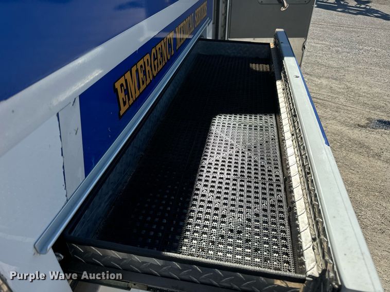 image for item EN5115 2001 Ford E450 Super Duty ambulance
