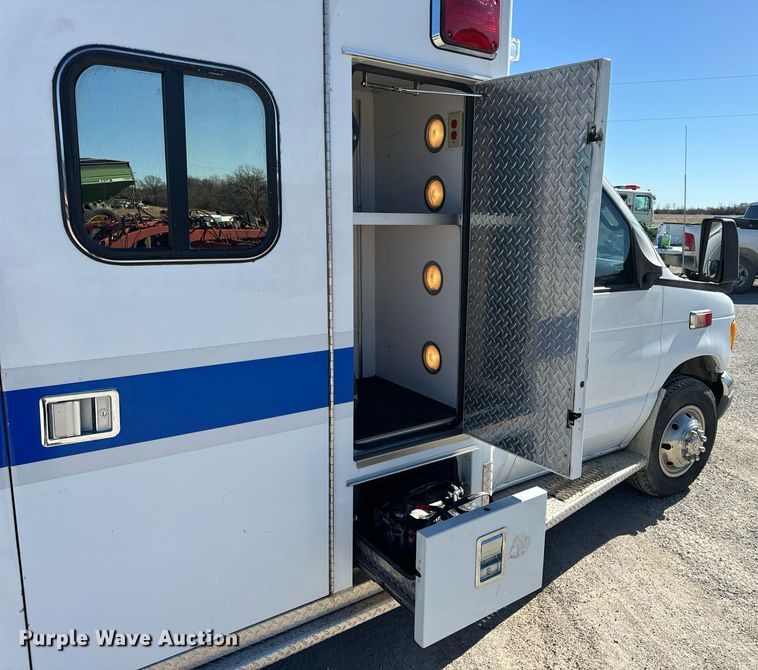 image for item EN5115 2001 Ford E450 Super Duty ambulance