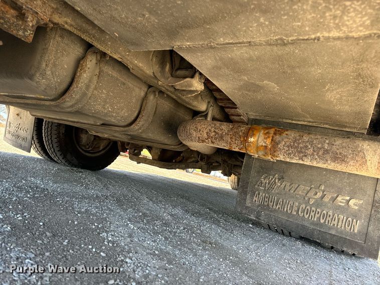 image for item EN5115 2001 Ford E450 Super Duty ambulance