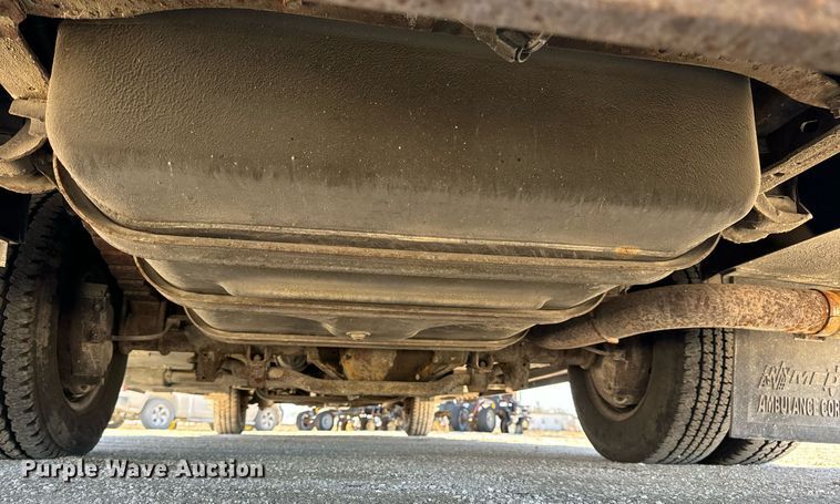 image for item EN5115 2001 Ford E450 Super Duty ambulance