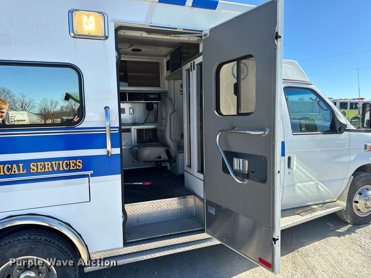 image for item EN5115 2001 Ford E450 Super Duty ambulance